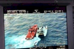 Desapareixen en la mar tres persones després de l'enfonsament d'una pastera a Alacant