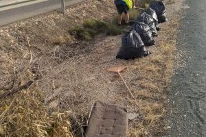 La Concejalía de Infraestructuras limpia el vial que une la carretera de Hurchillo con la de Arneva