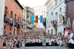 La interpretació conjunta de la marxa mora “Chimo” torna a fer vibrar la Plaça Major baix la batuta de Lidón Valer