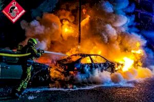 Un espectacular incendi calcina un cotxe a la Vila Joiosa