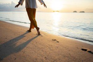 Beneficios de caminar por la playa para nuestra salud vascular