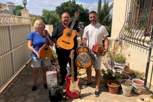 La Escuela de Música recibe la donación de diversas guitarras, un bandoneón y material musical