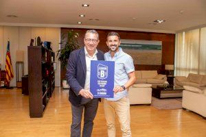 David Villa entrega a Toni Pérez el abono del CF Benidorm para la nueva temporada