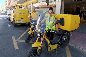 Correos amplía en Torrevieja su flota de reparto ecológica con nuevas motos eléctricas