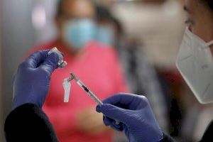 Sanidad anuncia la fecha que empezarán a vacunar de covid y gripe a los valencianos