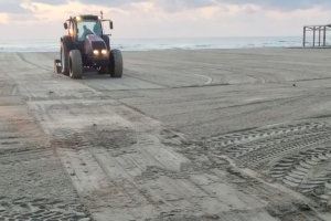 Orihuela limpia y prepara nuevamente sus playas tras el temporal