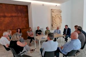 Una amplia delegación de la UA recibe al arqueólogo Schubart en el Museo de Villena