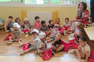 Quart de Poblet regala mochilas con material escolar al alumnado que empieza el cole de mayores