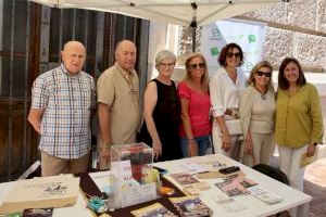 María José Catalá visita la taula informativa del Dia Mundial de l'Alzhèimer