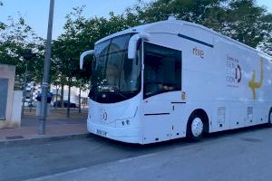 El autobús de la ‘Generación D’ aterriza en Almassora para combatir la brecha digital