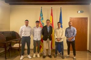 Vicente Barrera recibe a los atletas campeones en el primer Mundial de Carreras de Obstáculos celebrado en Bélgica