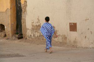 Estudiants valencians donen material escolar a xiquets marroquins del desert