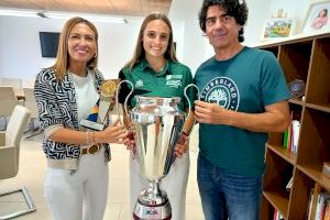 María Tormo recibe a la atleta de Almassora, Mara Herrando, campeona sub-20
