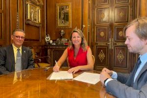 L'alcaldessa de Castelló, Begoña Carrasco, signa l’acceptació del càrrec de patró de la Fundació Dávalos Fletcher