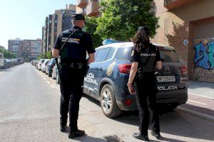 Salvan la vida a una mujer que se desangraba al romper una puerta para ocupar una casa en Valencia