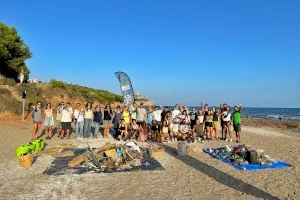 Recogen 142 kilos de basura en la playa nudista de Oropesa