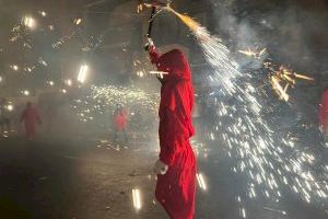 La población responde a la llamada: multitudinario ‘correfocs’ en El Campello