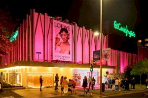 El Corte Inglés ilumina de rosa las fachadas de sus centros para apoyar la investigación contra el cáncer de mama