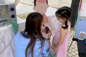 Vinalopó Salud llena la Plaza de Baix de talleres y charlas para padres y niños en el Día Internacional de la Parada Cardiorrespiratoria