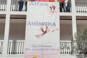 Una pancarta en el balcón del Ayuntamiento de Altea conmemora el 19 de Octubre, Día Mundial  del Cáncer de Mama