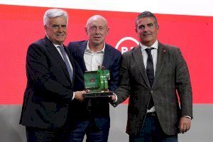 Santi Valladares, entrenador del Servigroup Peñíscola, recibe el premio de Mejor Entrenador de Segunda División 2022/2023