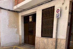 La Brigada municipal repara las placas tumbadas en Catarroja