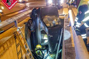 De cabeza: así quedó este coche en Finestrat tras caer a una acequia