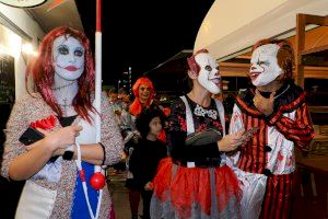 GALERIA | Monstruos y todo tipo de personajes toman la zona marítima de Burriana por Halloween