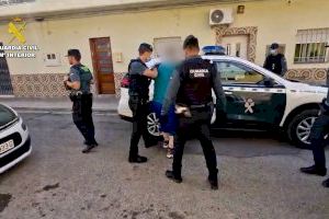 La Guardia Civil detiene a una banda que se dedicaba al tráfico de drogas en Turís