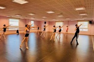 L'alumnat del Centre Municipal dels Arts de Burriana celebra el Dia Mundial del Ballet amb una màster class a càrrec de Manuel Garzón