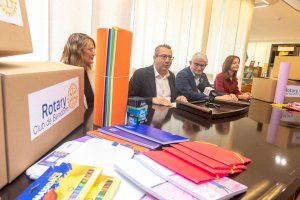 El Rotary Club de Benidorm entrega a la agrupación local de AMPAs 10.000 euros en material de papelería para escolares vulnerables