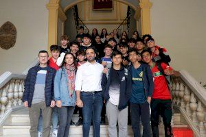 Los alumnos y las alumnas del IES Clot del Moro visitan el Ayuntamiento de Sagunto