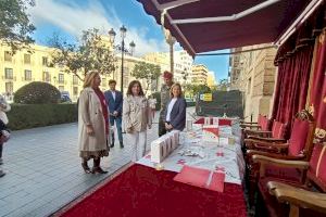 La delegada del Gobierno visita la mesa petitoria que Cruz Roja ha instalado en Capitanía General de Valencia