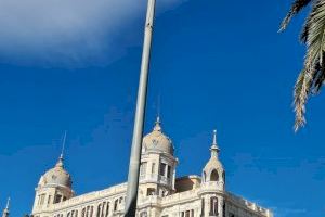 Alicante renueva la bandera de España de 30 m² que ondea en la Plaza del Mar