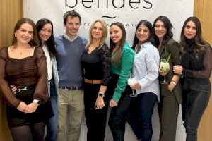 La clínica Benaes celebra su quinto aniversario en un evento lleno de glamour y belleza en Valencia