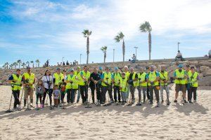 La Platja de Las Arenas comença el dia amb 1uasi 90 quilos menys de fem gràcies a una col·laboració entre l'ONG Xaloc i l'AVD