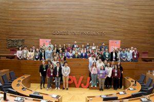 80 personas jóvenes participan en la tercera edición del Parlament Valencià Jove para debatir sobre vivienda juvenil
