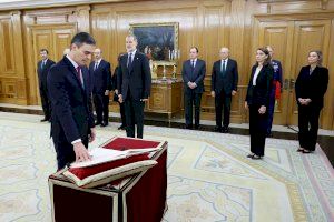 Pedro Sánchez promete su cargo ante el Rey con la mano sobre la Constitución de 1978