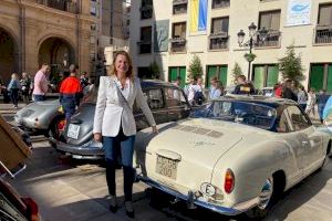 Coches clásicos del siglo XX toman la Plaza Mayor de Castellón