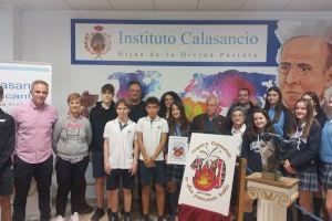 Cutanda valora a Pedro Soriano que regala una estatuilla al Colegio Calasancio por el Primer Premio de Hogueras Escolares