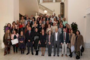 Begoña Carrasco: "Hoy rendimos homenaje a los maestros que han dedicado toda su vida a mejorar esta ciudad a través de la educación"