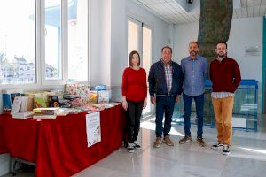 La biblioteca de l’Alfàs dona al Voluntariado los alimentos recogidos en la campaña ‘Un alimento, un libro’