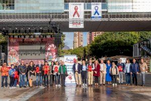 Benidorm conmemora el Día Mundial de la Lucha contra el SIDA con la colocación de un lazo en el balcón del Ayuntamiento