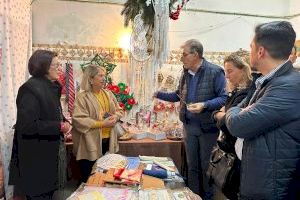 Manos Unidas inaugura su mercadillo solidario en El Campello, con buena afluencia de público deseoso de adquirir objetos hechos a mano