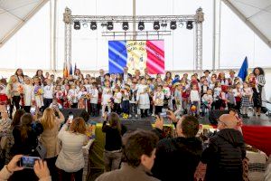 Más de un millar de personas participa en la celebración del Día Nacional de Rumanía en l’Alfàs