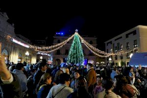 La Navidad estalla en Castellón con la explosión de música y color del encendido de las luces