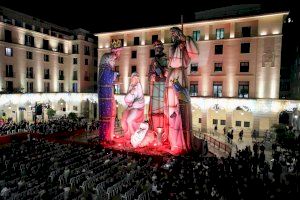 El Belén Gigante estrena la sinfonía ‘Santa Claus’ en su inauguración y ofrece una imagen inédita de la Plaza del Ayuntamiento