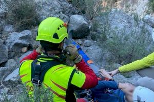 VIDEO | Peligroso rescate en Argelita: un hombre herido y atrapado en un profundo barranco