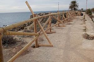 Renovadas las vallas de las calas de Tabarca para mejorar la seguridad y su integración con el entorno