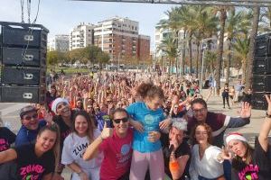 La primera ZumbaNadal solidaria llena el parque de Rafalafena